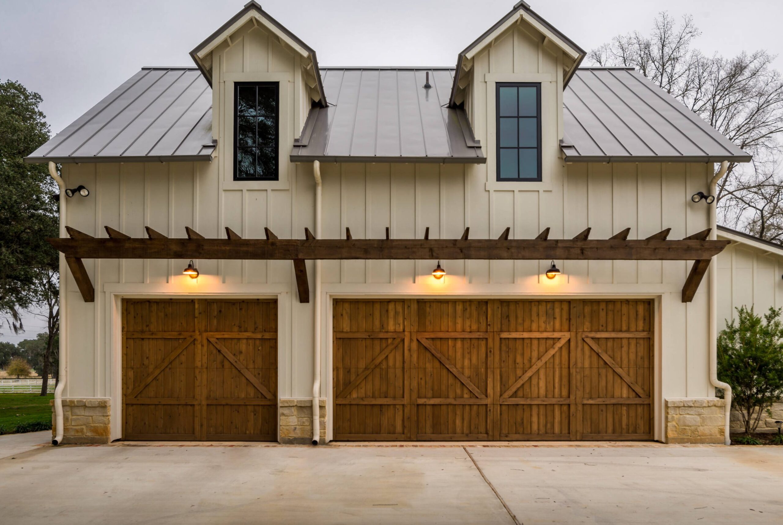 What Color Should You Paint Your Garage? (+5 Best Colors)