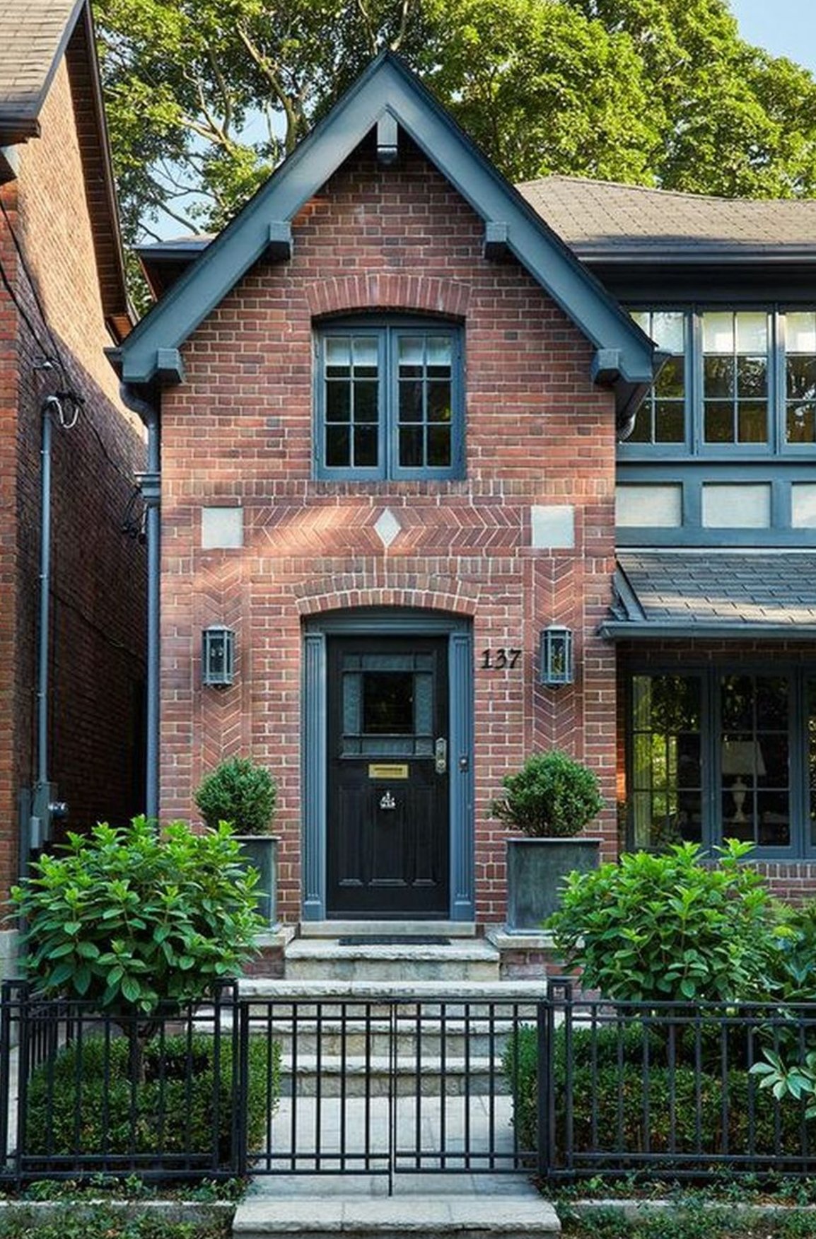 Stunning Color Palettes for Red Brick Exteriors